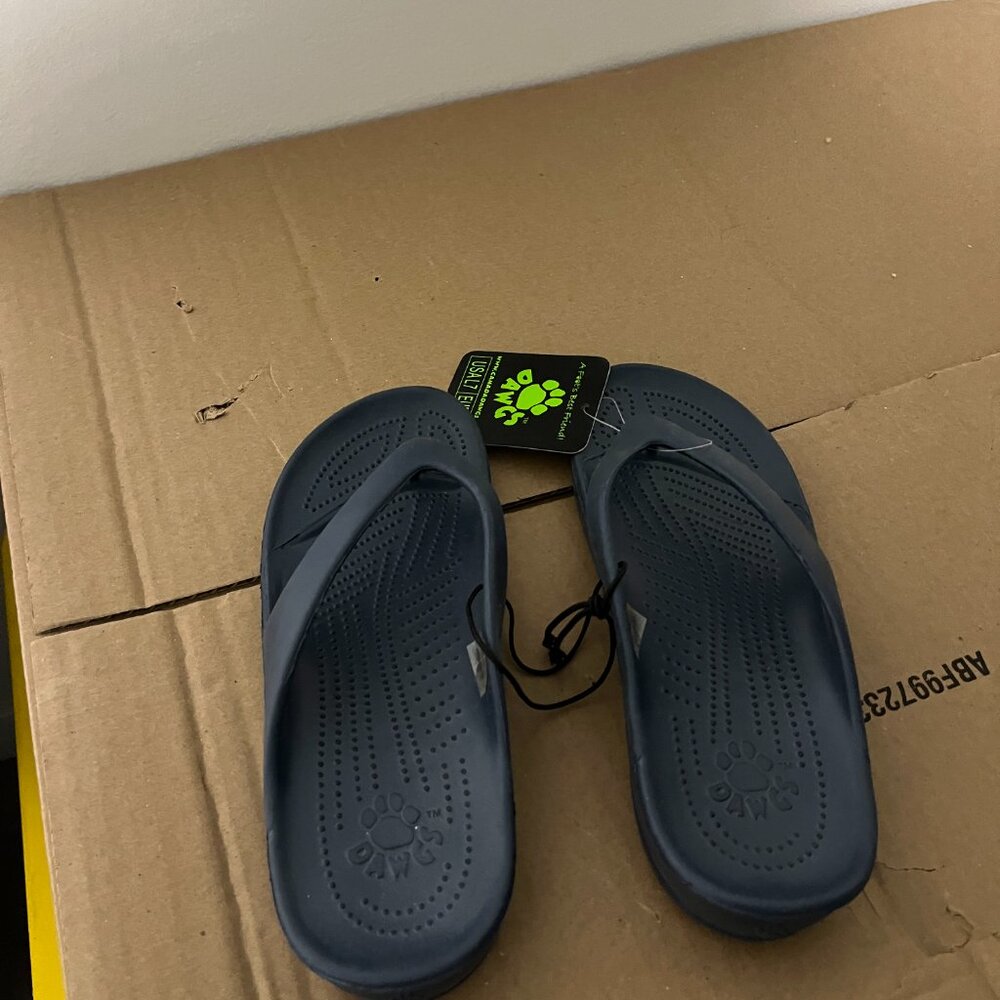 Women's DAWGS Navy Blue Flip Flops Size 7 NWT
